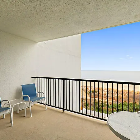Pyramid 4F Apartment